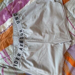 Women’s Under Armour Gray Athletic Shorts with Elastic Waistband